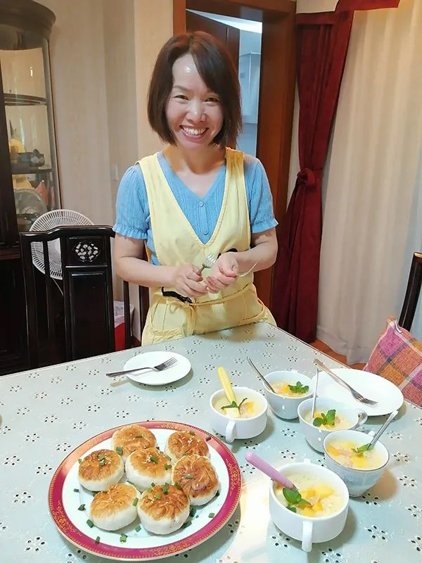 朱春南为雇主家庭准备餐食。受访者供图