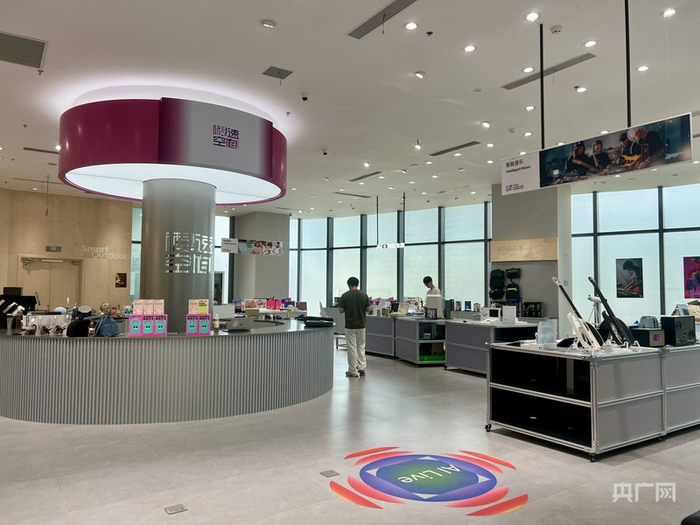 “模速空间”人工智能产品体验店（央广网记者  郭振丹  摄）