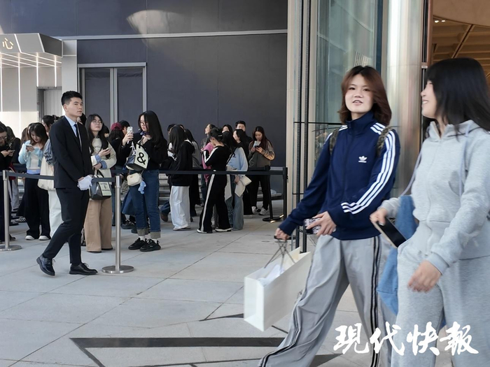 Zara全新亚洲旗舰店吸引市民排队打卡