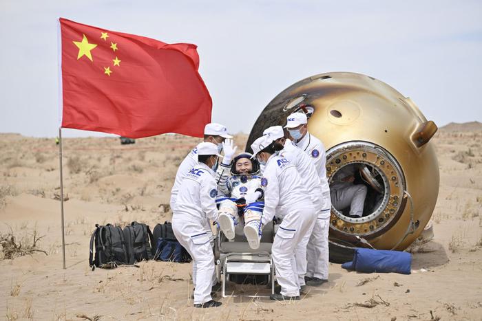 4月30日,神舟十九号航天员蔡旭哲安全顺利出舱。新华社记者 李鑫 摄