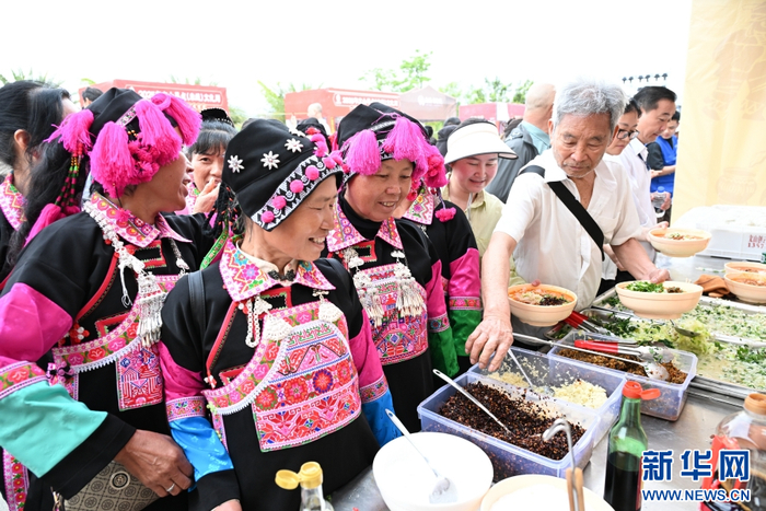 前来品尝的食客络绎不绝（4月28日摄）。新华网发（熊平祥 摄）