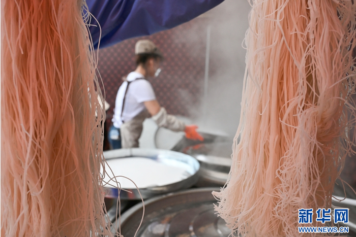 活动现场，商家正在煮米线（4月28日摄）。新华网发（熊平祥 摄）