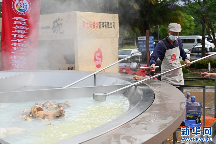 直径7米的“文山第一碗”正在熬制米线汤底（4月28日摄）。新华网发（熊平祥 摄）