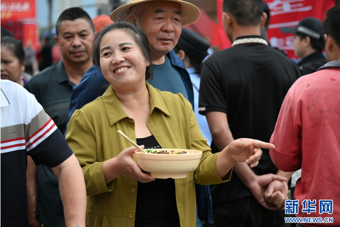 前来品尝的食客络绎不绝（4月28日摄）。新华网发（熊平祥 摄）