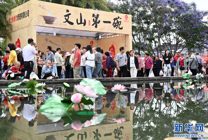 前来品尝的食客络绎不绝（4月28日摄）。新华网发（熊平祥 摄）