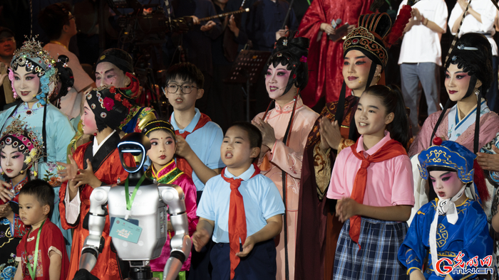 人形机器人与演员们一同谢幕