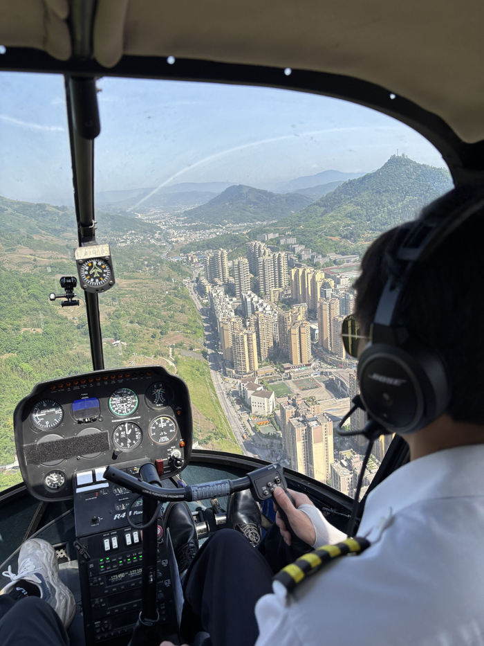 直升机上的飞行员视角。 罗顺 摄