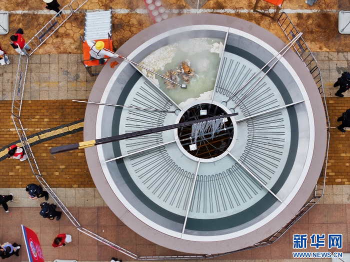 直径7米的“文山第一碗”正在熬制米线汤底（4月28日摄）。新华网发（熊平祥 摄）