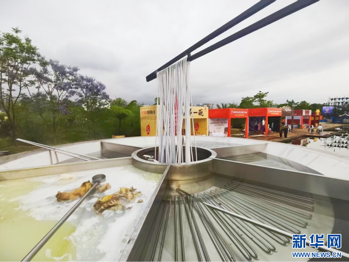 直径7米的“文山第一碗”正在熬制米线汤底（4月28日摄）。新华网发（熊平祥 摄）