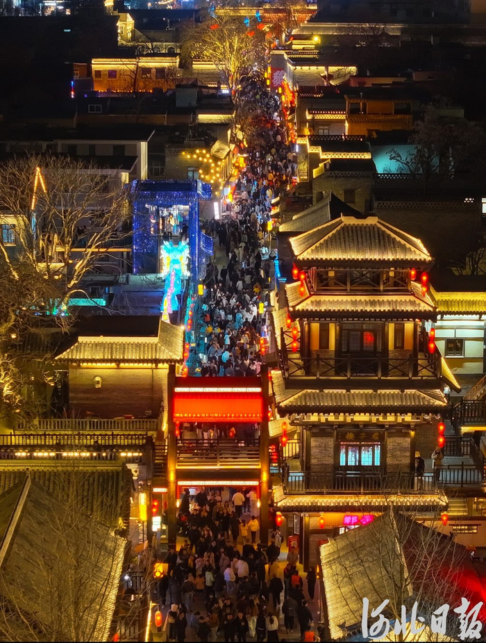 邯郸道历史文化街区灯光璀璨，游人如织。（资料片）河北日报记者史晟全摄