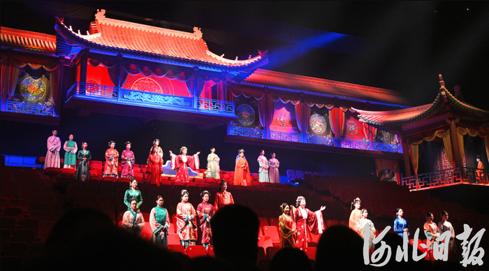 游客在廊坊市只有红楼梦·戏剧幻城观看演出。（资料片）河北日报记者赵永辉摄