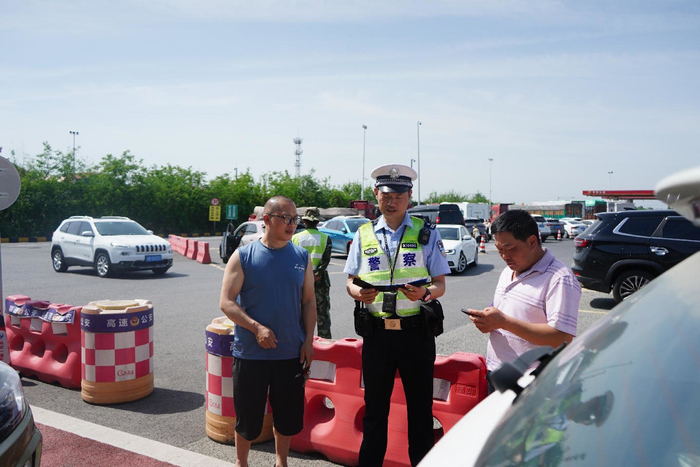 高速公路一支队民警处置交通事故