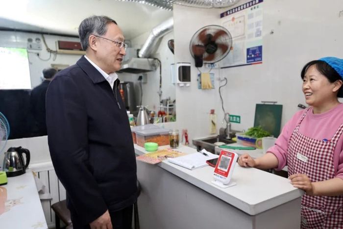 李邑飞在怀远夜市，检查餐饮商户用电用气安全。宁夏日报 图