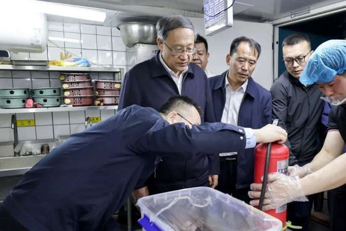 李邑飞在银川市金凤区福州北街，随机检查餐饮娱乐场所消防设施设备。宁夏日报 图