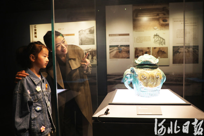  5月1日，游客在唐山市丰润博物馆参观。