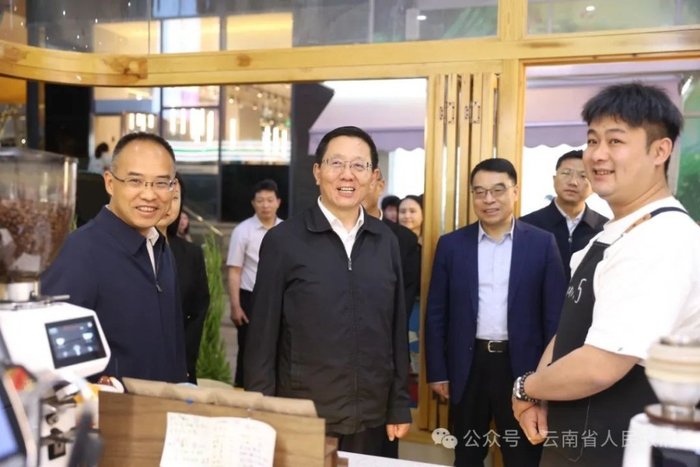 王予波在呈贡区七彩云南第壹城商业区调研时，向青年创业商户了解情况。“云南省人民政府”官方微信公众号图