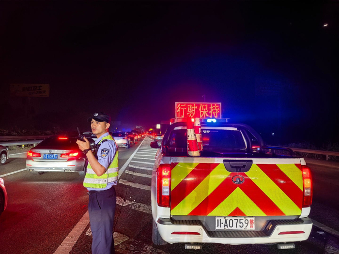 高速公路四支队民警疏导拥堵