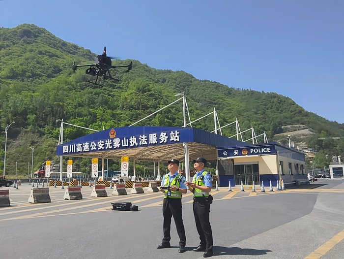 高速公路二支队民警使用无人机巡航