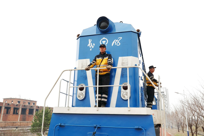 张忠明与同事在列车上（央广网发  梅河口车务段供图）