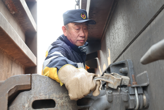 张忠明对列车进行维检（央广网发  梅河口车务段供图）