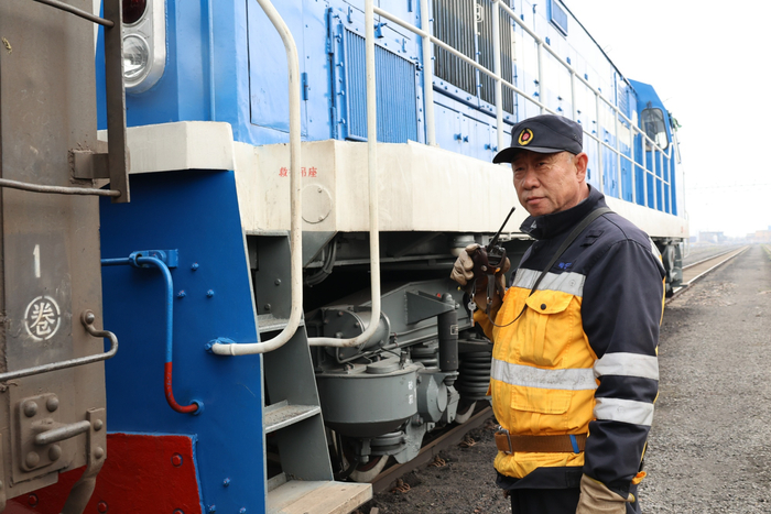张忠明在火车旁指挥（央广网发  梅河口车务段供图）