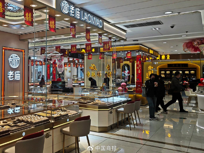 商场里的品牌金饰店。