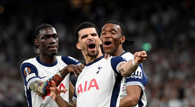热刺队球员索兰克（中）庆祝进球。新华社记者 李颖 摄