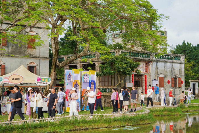 △开平市自力村“自‘粒’更生”农创市集活动吸引了众多市民游客前来参与。景区供图