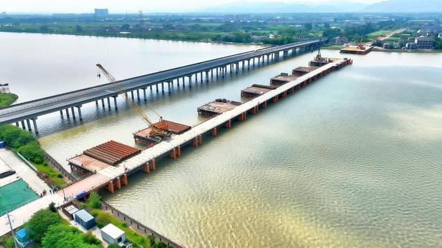 图为衢丽铁路衢江特大桥建设现场。（中铁十一局供图）