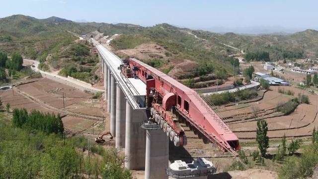 图为雄忻高铁四标架梁施工现场。（中铁十八局供图）