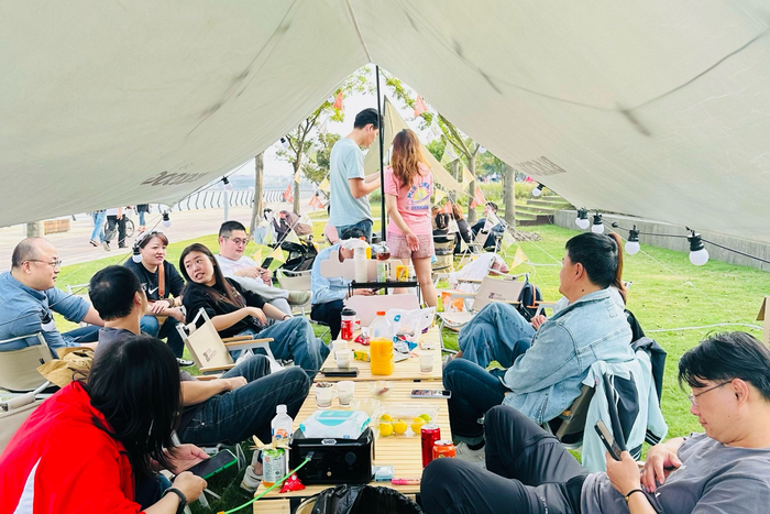 家长们在户外喝咖啡聊天。受访对象供图