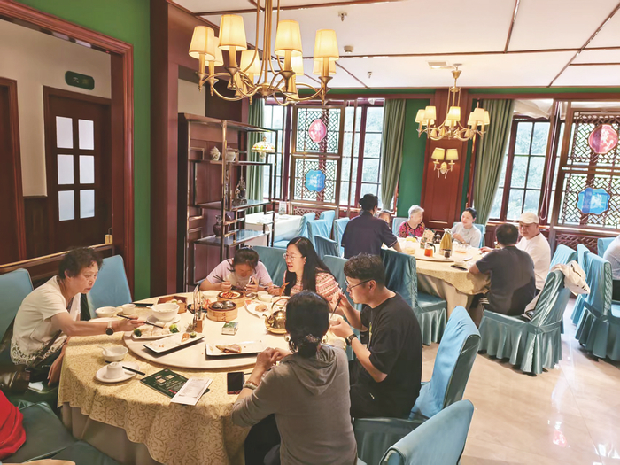     ▲万国酒家坐满了叹早茶的市民游客。