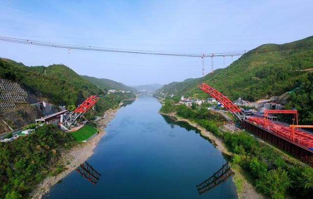 图为安康汉江大桥施工现场。（中铁十九局供图）