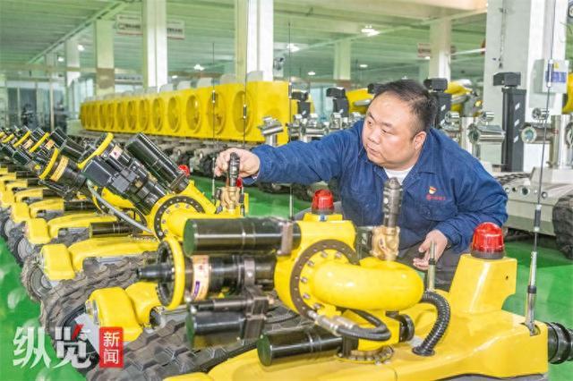 4月30日,中信重工开诚智能装备有限公司,孙宁在检查机器人产品。河北日报记者 赵 杰摄