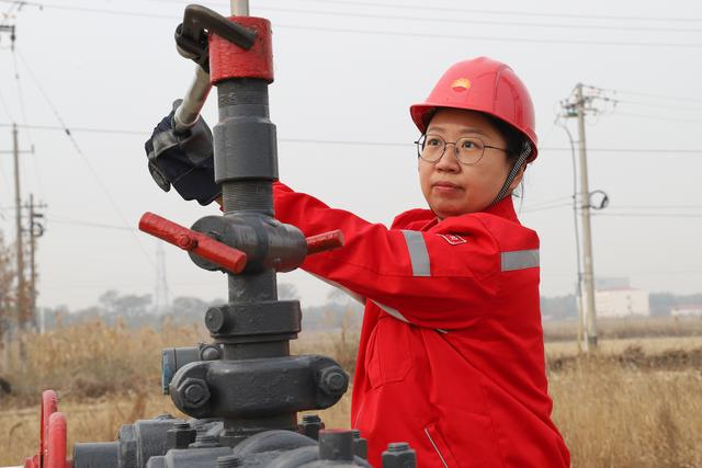 冯萌萌正在检查油田机械设备。（受访者供图）
