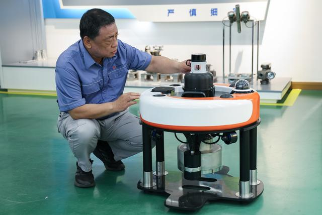 4月24日，乔素凯在大亚湾核电站内的技能中心测试光枪机器人。（受访者供图）