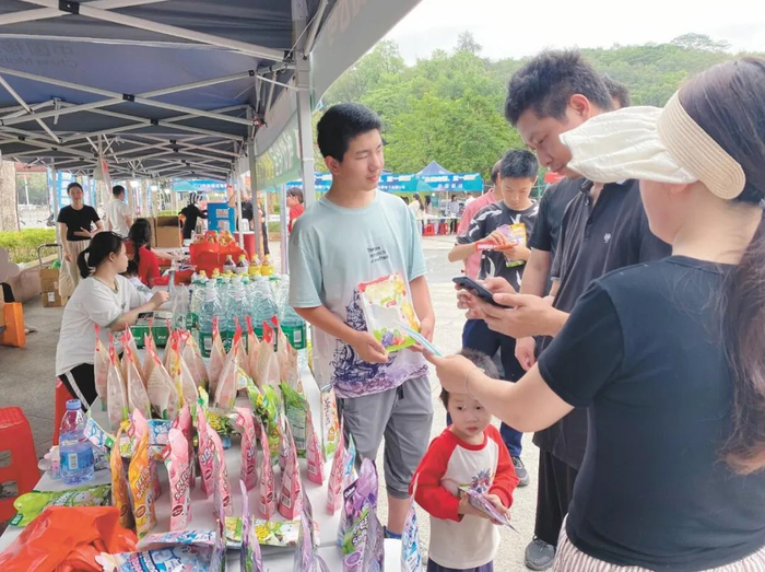 △在活动现场，市民对“江海优品”表现出浓厚兴趣。