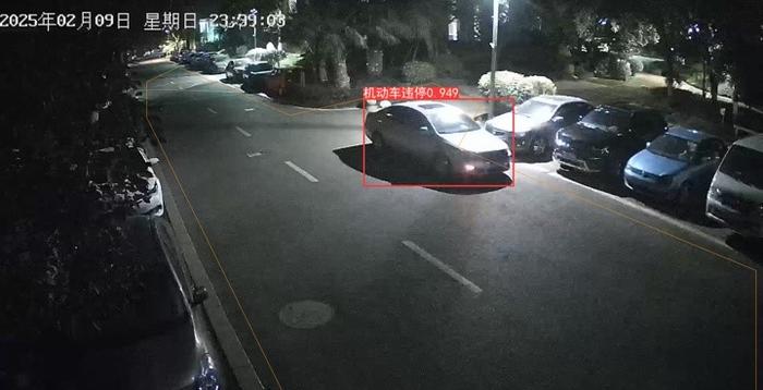 图为:万科物业在管小区的“AI大脑”自动识别出机动车违停