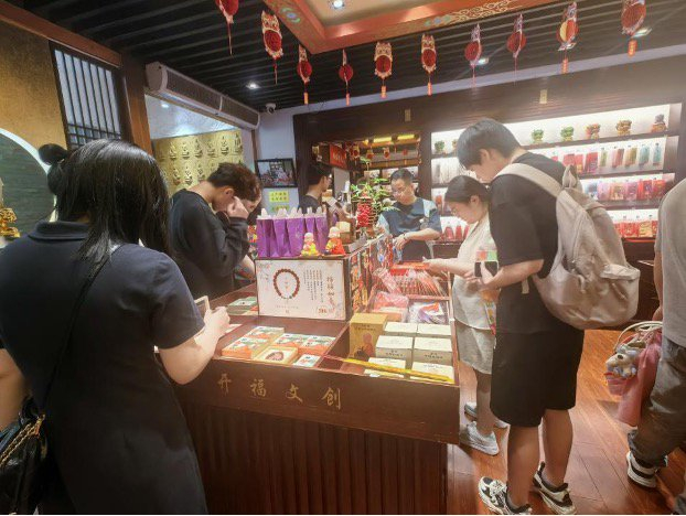 开福寺内，游客在挑选文创产品 （财联社记者摄）