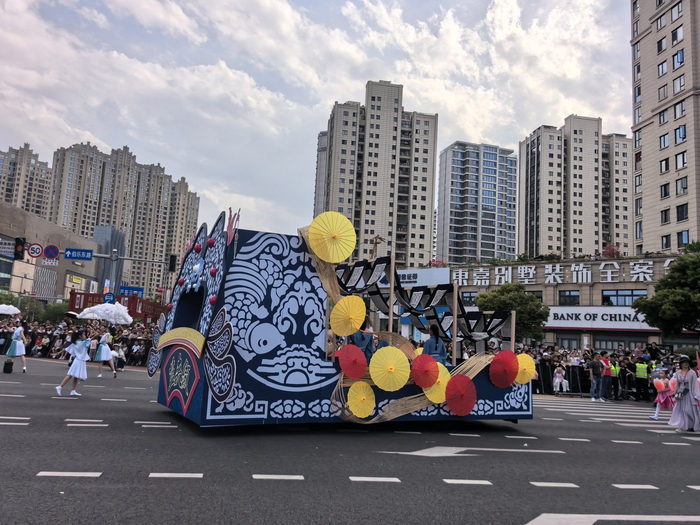 “乐来乐好·匠心筑梦——2025‘五一’乐清非遗巡游”活动现场（蔡庆珍  摄）