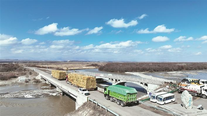     图中右侧是第二座解放桥，左侧是近年建设的新桥（摄于3月26日）。 兵团日报常驻记者  李惠  通讯员  高兴  摄