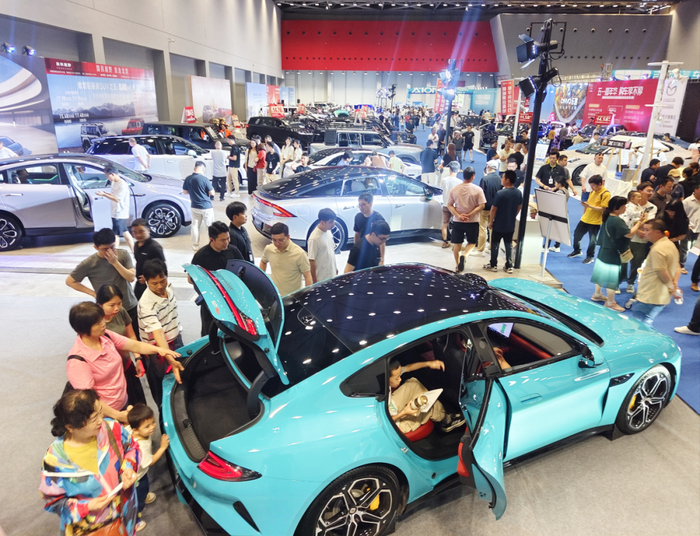 △昨日早上，江门五一国际车展现场人气旺。江门日报记者 郭永乐 摄