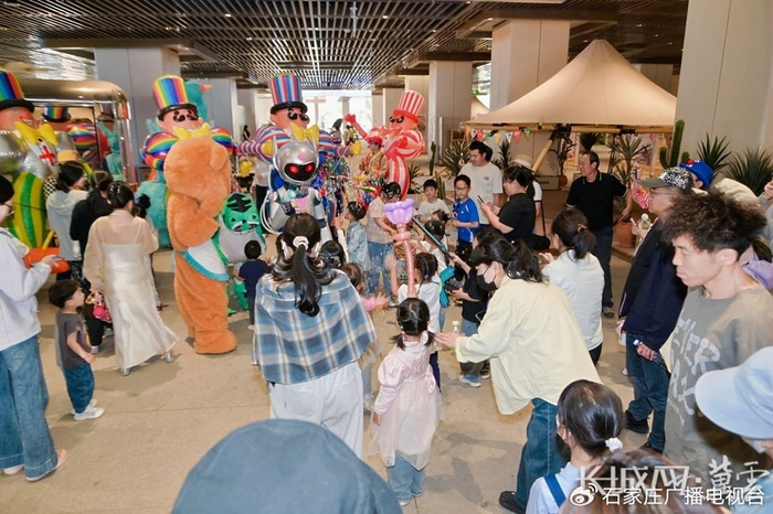 卡通人物巡游。长城网·冀云客户端记者李征 摄