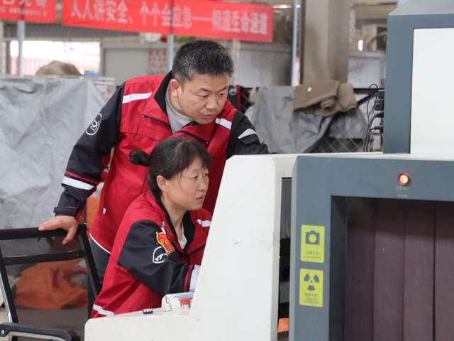 4月9日，李涛和同事在对快递包裹进行安全检查。（受访者供图）