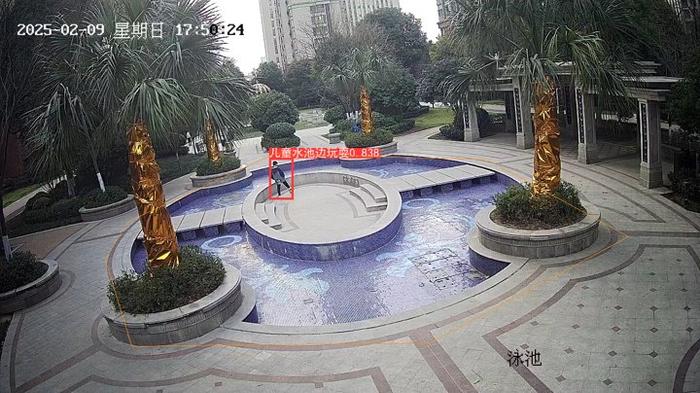 图为:万科物业在管小区的“AI大脑”自动识别出儿童水池边玩耍