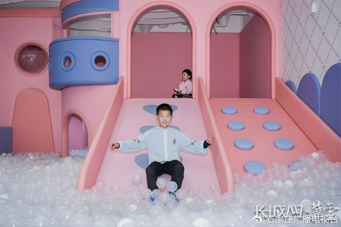 小游客在大型室内乐园打卡。长城网·冀云客户端记者李征 摄