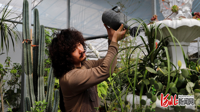 完治在工作室（白中豪/摄）