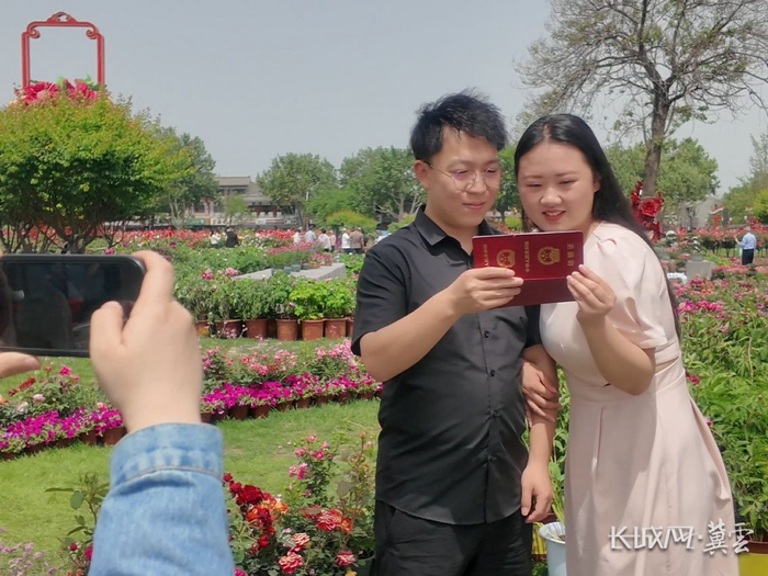 新婚夫妻在石家庄街头拍照纪念。长城网·冀云客户端记者 耿佳 摄