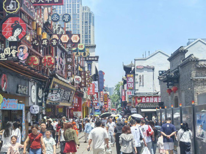 5月1日太平老街客流  （财联社记者摄）