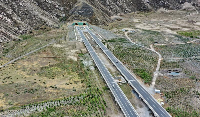航拍建成后的拉日高速公路。记者 潘多 唐斌 摄
